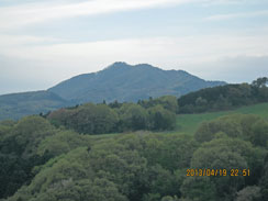 遠くに、目指す大霧山を望む