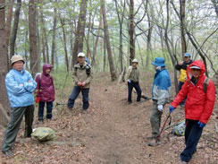 生憎の雨に備えて支度する