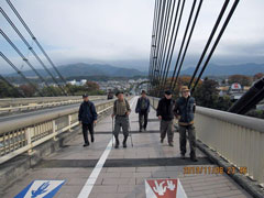 ハープ橋を渡る