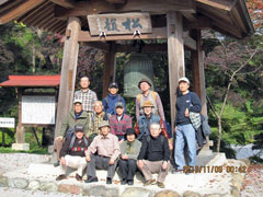 音楽寺鐘楼にて１２名全員