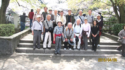 千鳥ヶ淵の満開のサクラを背景にして