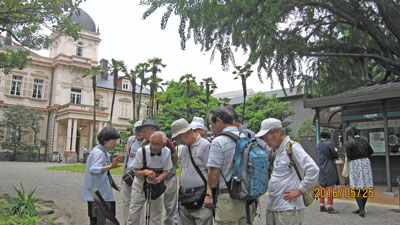 ガイドさんの説明を熱心に聞く