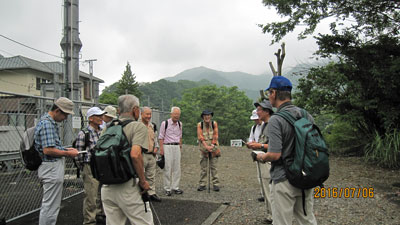 自己紹介の後小林リーダーから今日の行程の説明を聞く