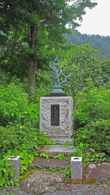 姿の美しい慈母観音像