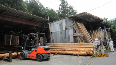 途中で製材所を見学