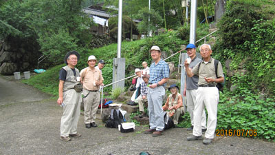 昼前から神社前で宴会が始まる