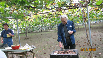 BBQで活躍の柴田さん（右）と小林さん