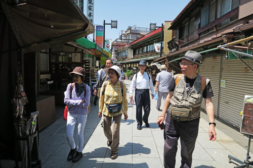 参道の商店街を楽しむ参加者