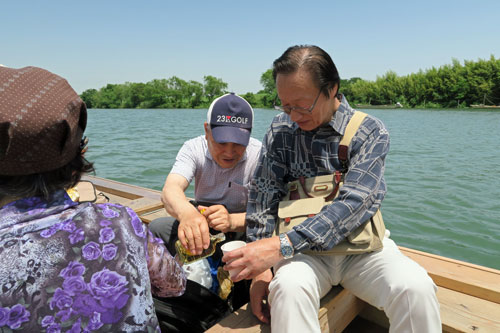 舟の上でちょっと一献
