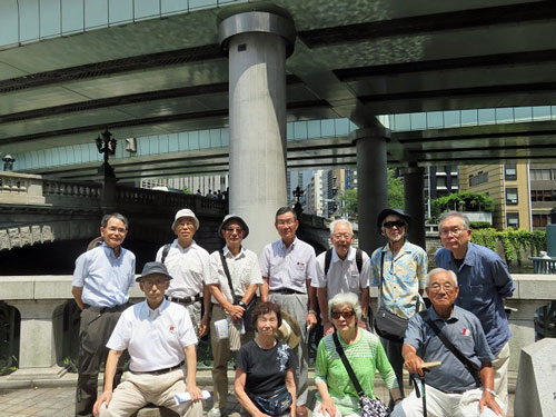 日本橋の前で、参加者全員