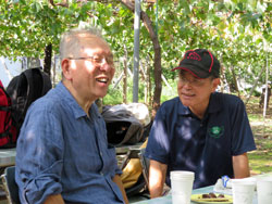 談笑する小林さんと古曳さん