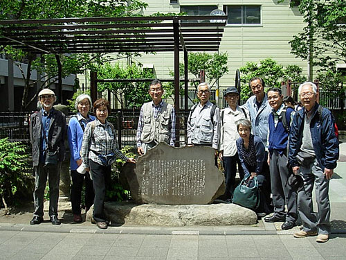 樋口一葉記念碑の前で参加者全員