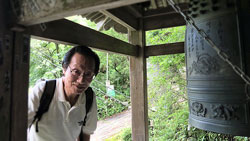 鐘を眺める井上さん