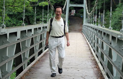 澤乃井園内のつり橋を渡る井上さん