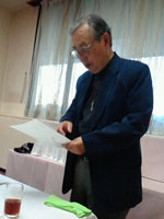 成績発表する小澤さん