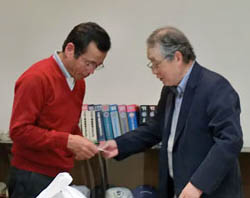 小澤会長から記念品贈呈
